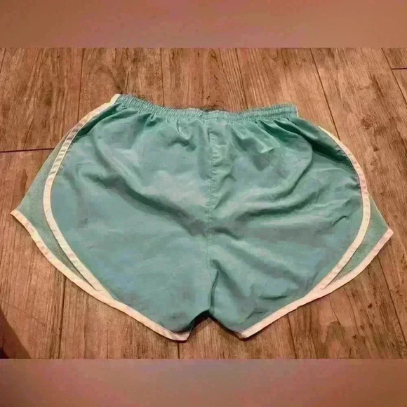 Nike Dri-Fit woman’s shorts size medium - Picture 6 of 11